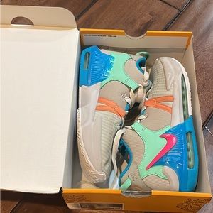 LeBron Witness basketball shoes, size 5.5.